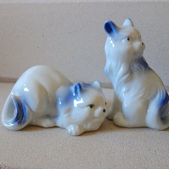 Set of 2 Collectible Blue & White Porcelain Ceramic Cat Figurines - Picture 9 of 10